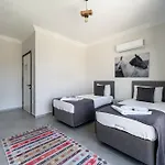 Atllivillano:8 Villa *